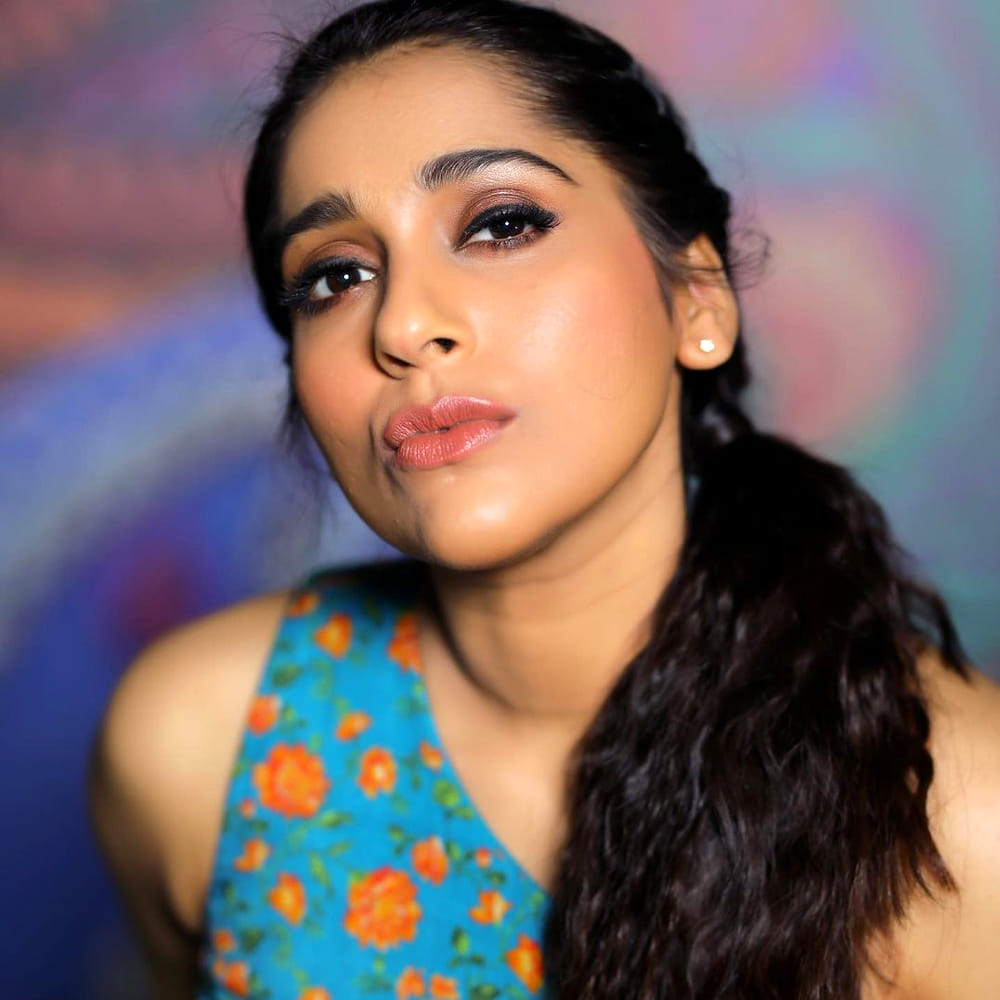 తాజాగా ఈ బ్యూటీ క్రేజీ ఫొటోస్ ను సోషల్ మీడియాలో పంచుకుంది. ఈ ఫోటోల్లో వెరైటీ ఫోజులిచ్చింది రష్మీ. ఈ ఫోటోలకు నెటిజన్స్ ఇంట్రెస్టింగ్ కామెంట్స్ చేస్తున్నారు. 