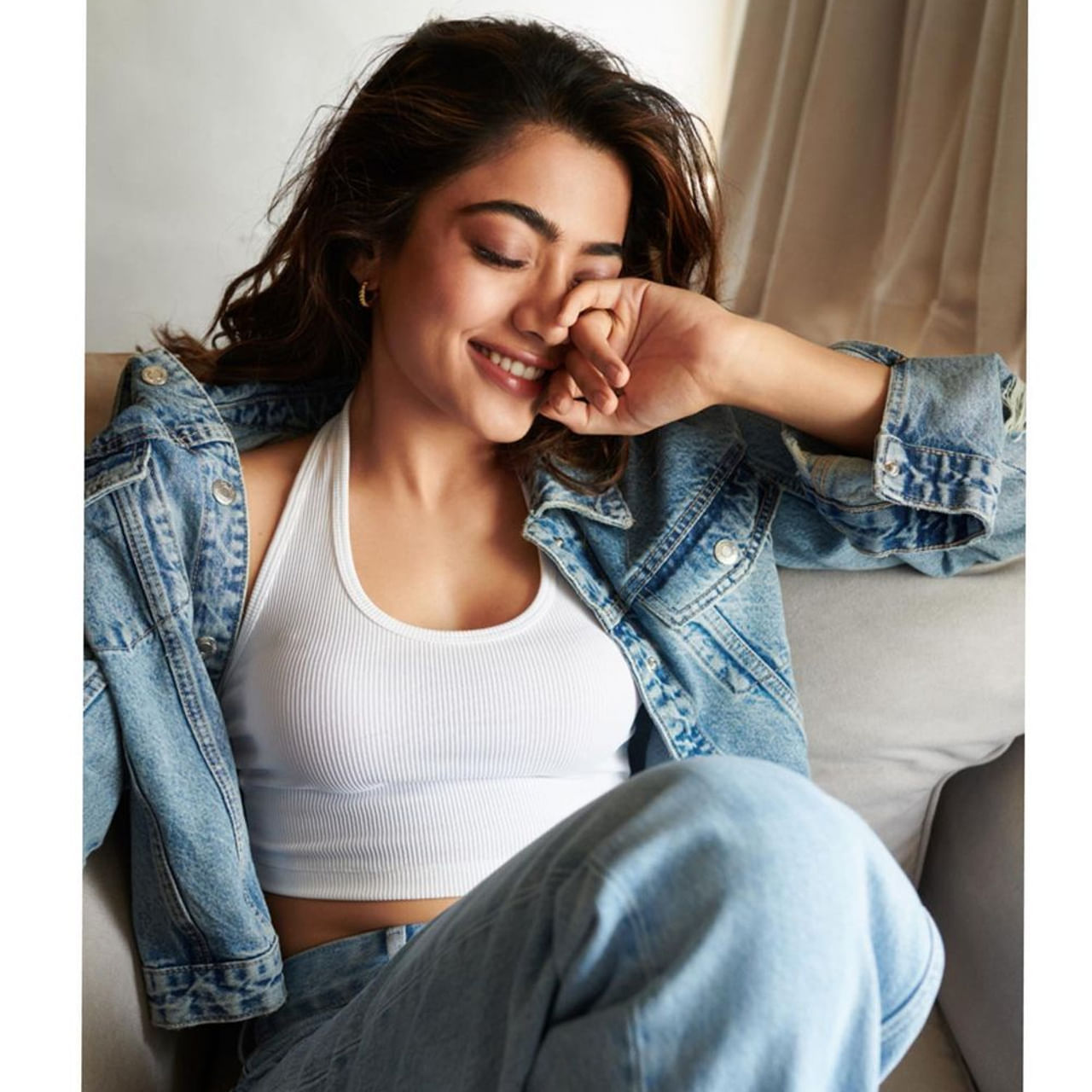 Beauty Rashmika Mandanna who is currently in good form in South North Industries. This beauty, who is busy as a commercial heroine, is now working to gain recognition as an actress, National Crush.