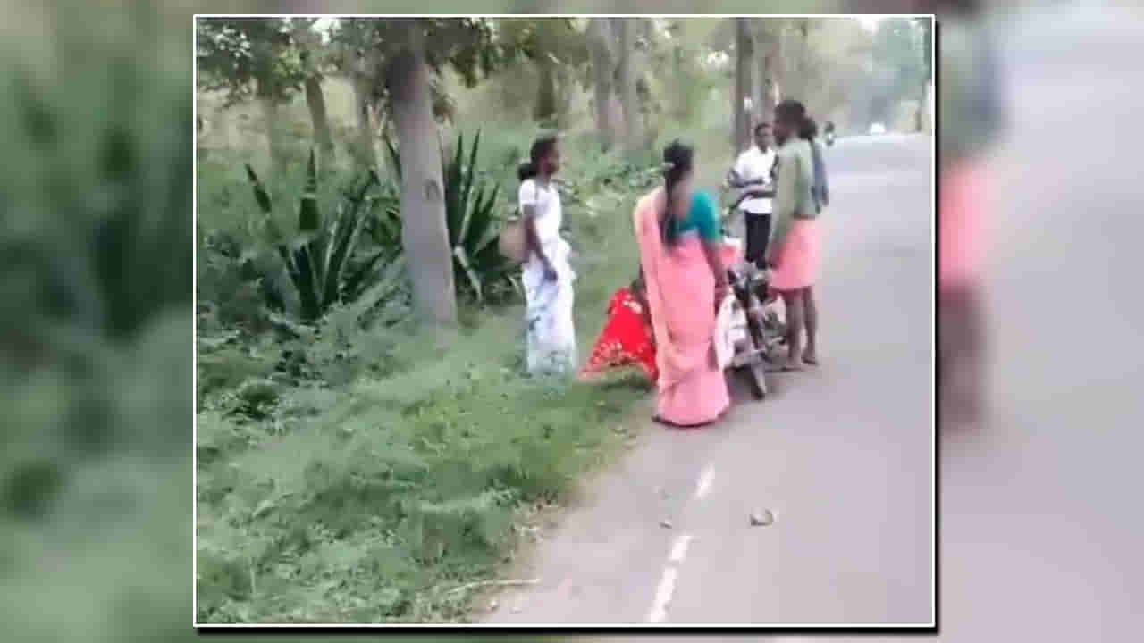 నడిరోడ్డుపైనే గిరిజన మహిళ ప్రసవం.. ఆ ఆశ కార్యకర్త లేకుంటే..