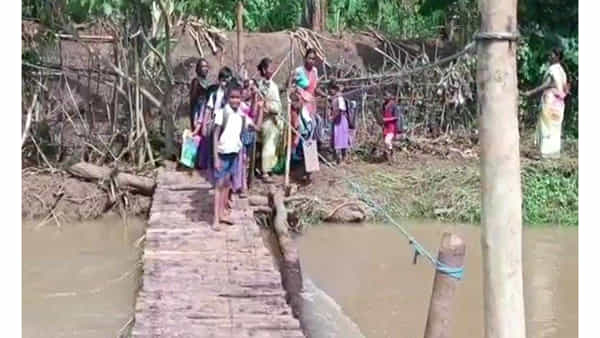 Andhra Pradesh: చెయ్యి చెయ్యి కలిపారు.. నదిపై సొంతంగా వంతెన వేశారు