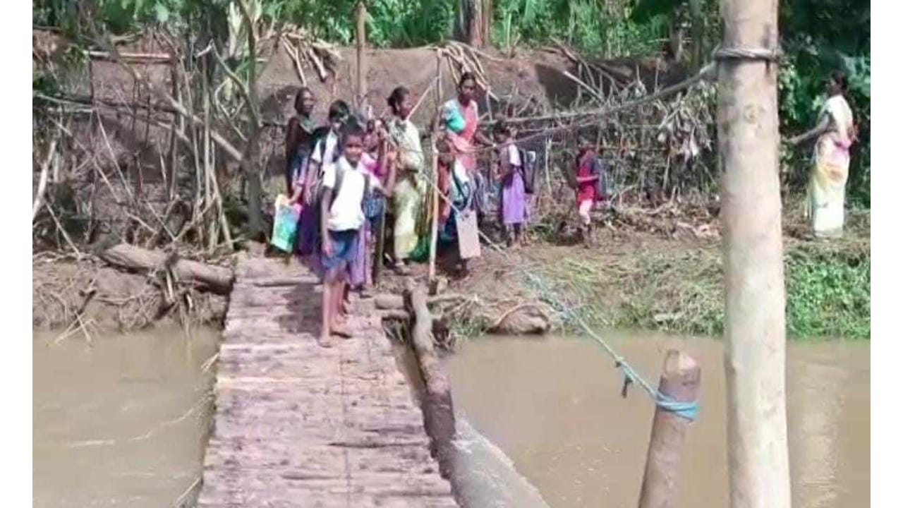 Andhra Pradesh: చెయ్యి చెయ్యి కలిపారు.. నదిపై సొంతంగా వంతెన వేశారు