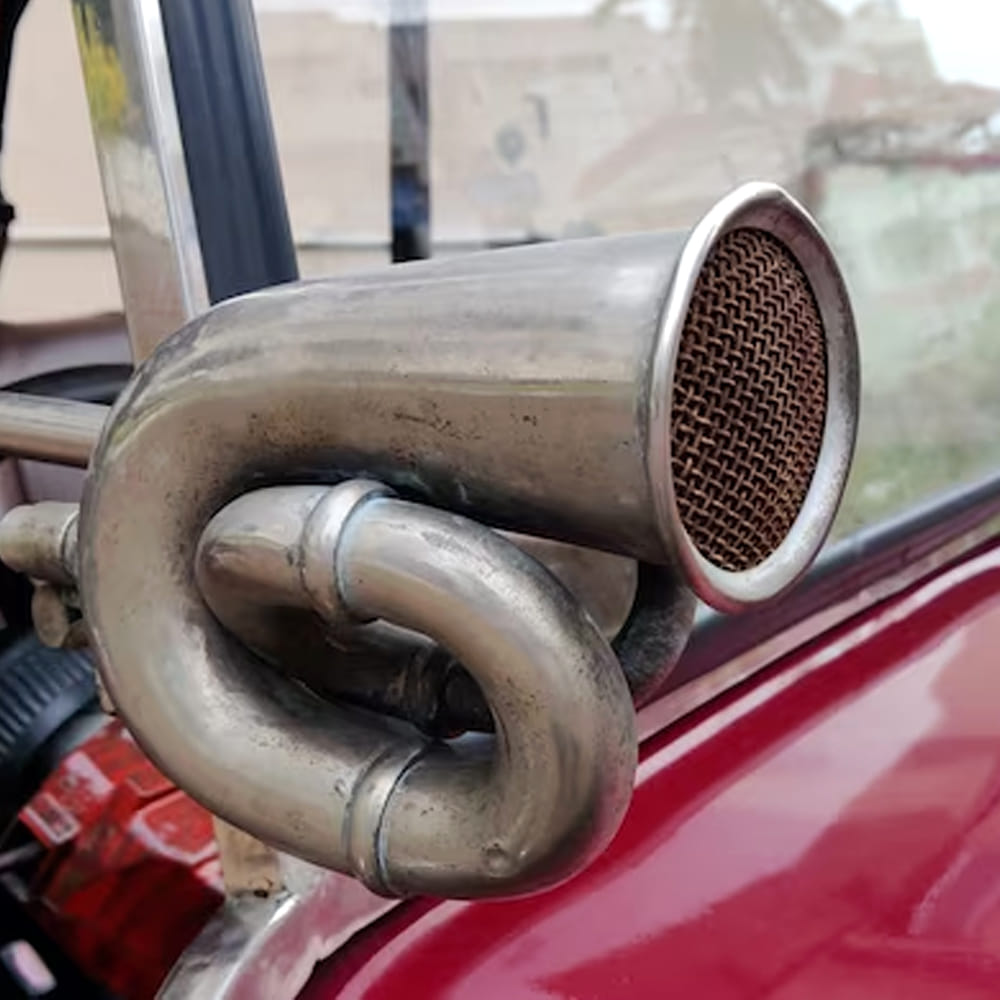 ఇక ఆర్ఆర్ఆర్ సినిమాలో పాత కారు గుర్తుందా..? ఇదే కదా..! కానీ ఇది కాదు. సేమ్ అలాగే ఉండే కారును తాయారు చేశాడు ఒంగోలుకు చెందిన అశోక్ అనే వ్యక్తి .