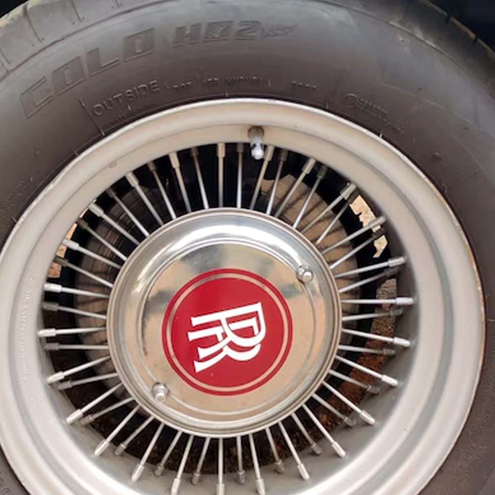 దాంతో అచ్చం ఆర్ఆర్ఆర్ సినిమాలో ఉండే కారును దింపేశాడు. ఈ కారు కోసం చాలా కష్టపడ్డారు అశోక్. ఈ కారు ఇంజిన్ ను ఇండియాలోనే కొనుగోలు చేశాడు.