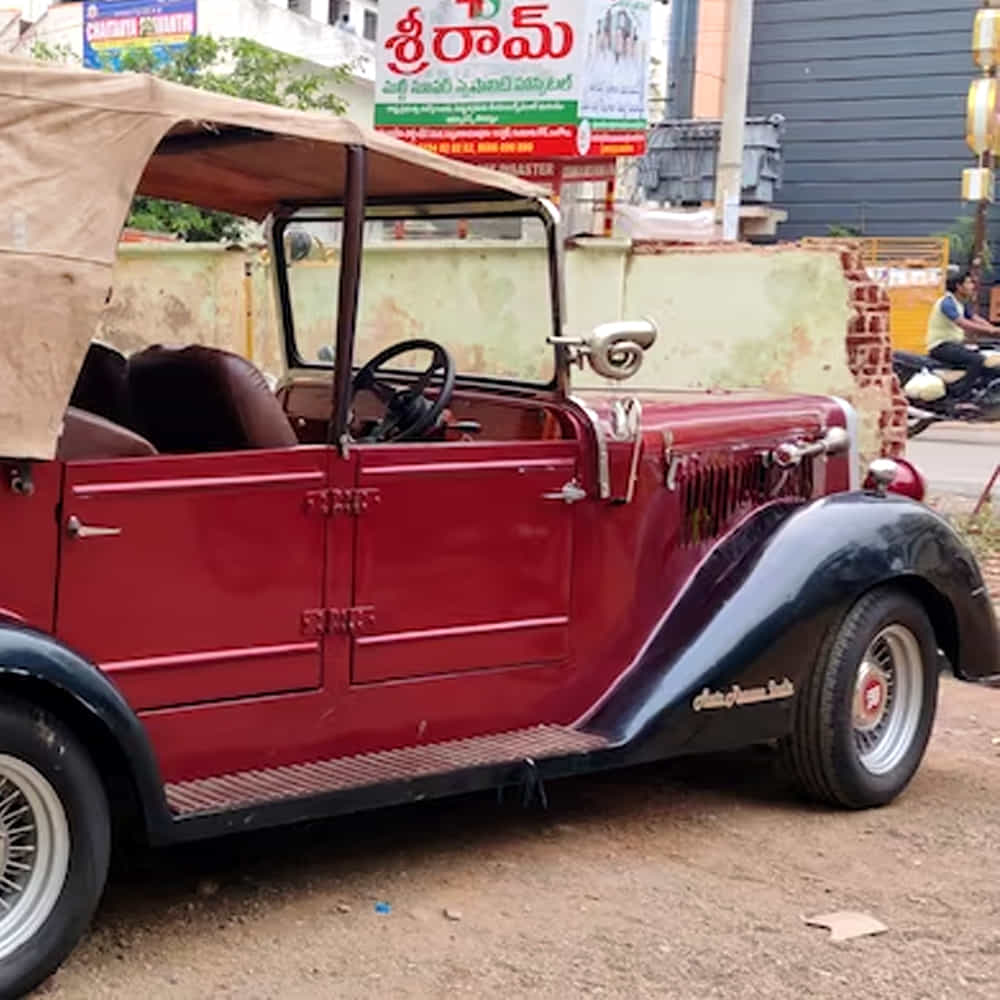 పాత కాలం కారులు అంటే చాలా మందికి ఇష్టం.. కొంతమంది డబ్బున్నోలు ఎంతో ఖర్చు పెట్టి ఇలా పాత కాలం నాటి కార్లు కొంటూ ఉంటారు. కొంతమంది పాత కారులుగా తమ కార్లను తాయారు చేసుకుంటూ ఉంటారు.