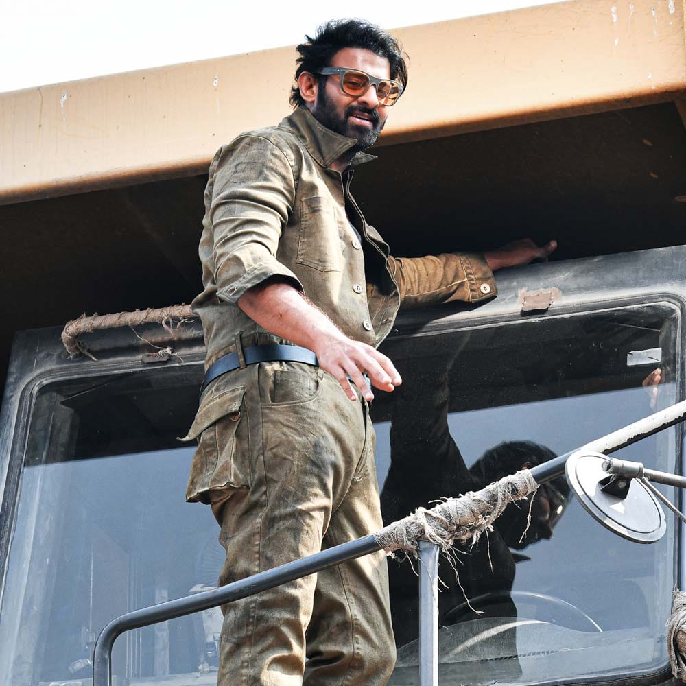 సలార్‌ రీమేకా? ఫ్రీమేకా? సలార్‌ సినిమాకు కొబ్బరికాయ కొట్టినప్పటి నుంచీ జరుగుతున్న డిస్కషన్‌ అది. ఇప్పుడు రిలీజ్‌కి రెడీ అయిన సలార్‌ సంగతి ఎలా ఉన్నా, డంకీ సంగతి మాత్రం ఫ్రెష్ గా నెట్టింట్లో సందడి చేస్తోంది. బ్యాక్‌ టు బ్యాక్‌ రెండు వెయ్యి కోట్ల సినిమాలు చేసిన షారుఖ్‌... నెక్ట్స్ రిలీజ్‌కి రెడీ చేస్తున్నది ఫ్రీమేక్‌ సినిమానేనా? కమాన్‌ ఆ సంగతులన్నీ చూసేద్దాం. 
