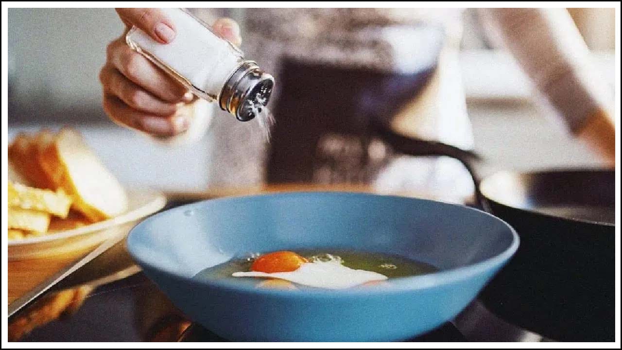 ఉప్పు ఎక్కువగా తినకూడదని ఎప్పుడూ చెబుతుంటారు. ఉప్పు ఎక్కువగా తీసుకోవడం ఆరోగ్యానికి ప్రమాదకరం. ఉప్పులో ఉండే సోడియం రక్తపోటును పెంచుతుంది. అధిక వినియోగం అధిక రక్తపోటుకు కారణమవుతుంది.