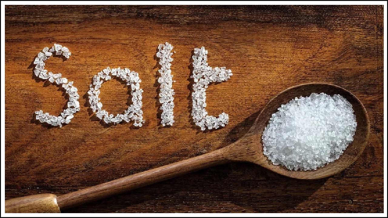 కిడ్నీ వ్యాధులు చాలా ఇబ్బంది పెడతాయి. వాస్తవానికి, ఏదైనా వ్యాధి సమానంగా సమస్యాత్మకమైనది. కానీ ఉప్పు అధికంగా తీసుకోవడం మూత్రపిండాల వ్యాధులకు కారణమవుతుంది. మూత్రపిండాల పనితీరులో సమస్యలు తలెత్తుతాయి.