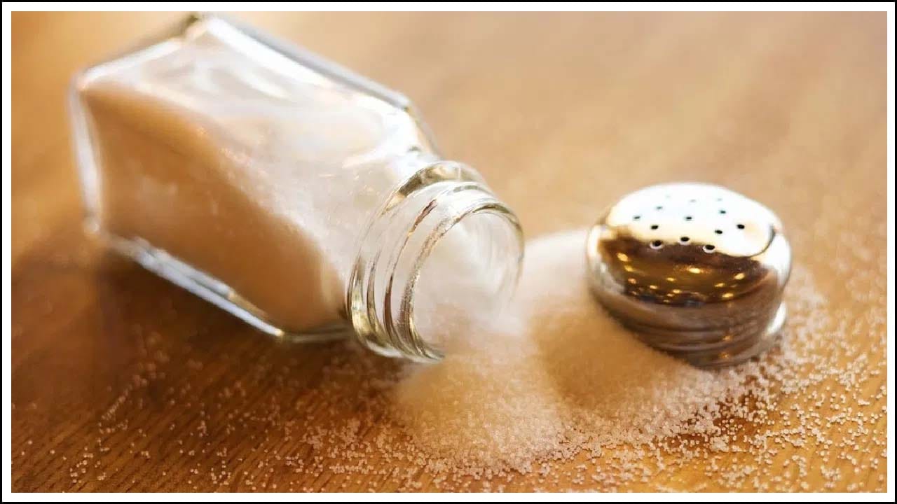 మధుమేహ వ్యాధిగ్రస్తులు ఉప్పు ఎక్కువగా తినకూడదు. అంతేకాదు షుగర్ వ్యాధి లేని వారు కూడా ఉప్పగా ఉండే పదార్థాలు తినడం వల్ల మధుమేహం వచ్చే ప్రమాదం ఉంది.