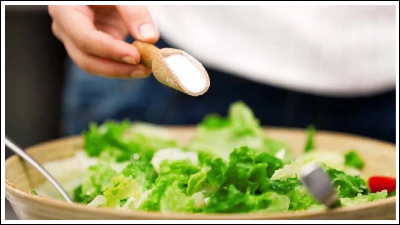 ఉప్పు ఎక్కువగా తినడం వల్ల గుండె ఆరోగ్యం పాడవుతుంది. చాలా సోడియం గుండె జబ్బుల ప్రమాదాన్ని పెంచుతుంది. అంతే కాకుండా ఉప్పగా ఉండే ఆహారం ఎక్కువగా తీసుకోవడం వల్ల ఎసిడిటీ, గ్యాస్ట్రైటిస్, పైల్స్ వంటి సమస్యలు వస్తాయి.