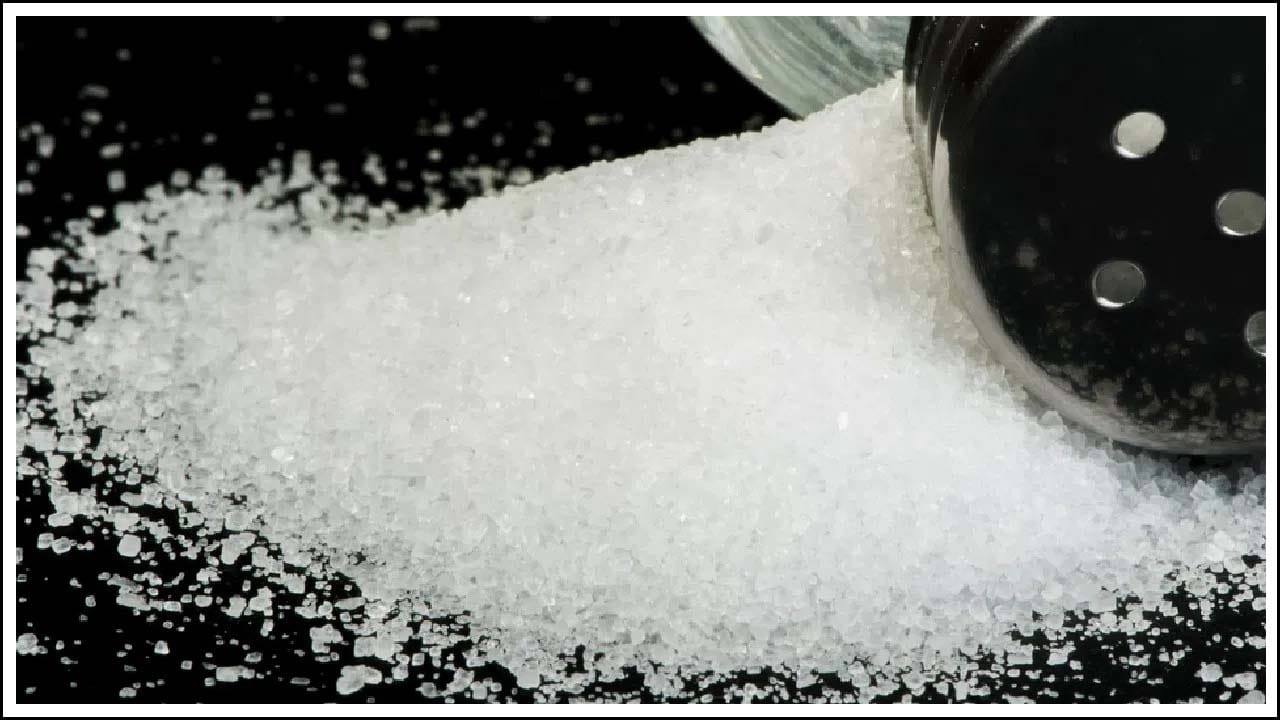 సోడియం ఎక్కువగా తినడం వల్ల ఎముకల ఆరోగ్యంపై ప్రతికూల ప్రభావాలు ఏర్పడి బోలు ఎముకల వ్యాధి వంటి సమస్యలకు దారి తీస్తుంది. శరీరంలో సోడియం స్థాయిలు పెరగడం వల్ల అనేక సమస్యలు వస్తాయి. సమస్యల్లో ఒకటి బలహీనమైన ఎముకల ఆరోగ్యం.