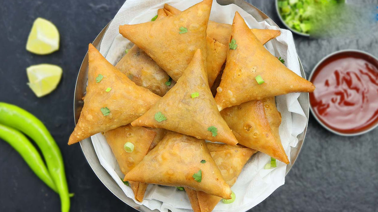 Samosa Making: చలిలో వేడివేడి సమోసాలు తింటే ఉంటుందీ.. ఇంట్లోనే ఇలా తయారు చేసుకోండి..