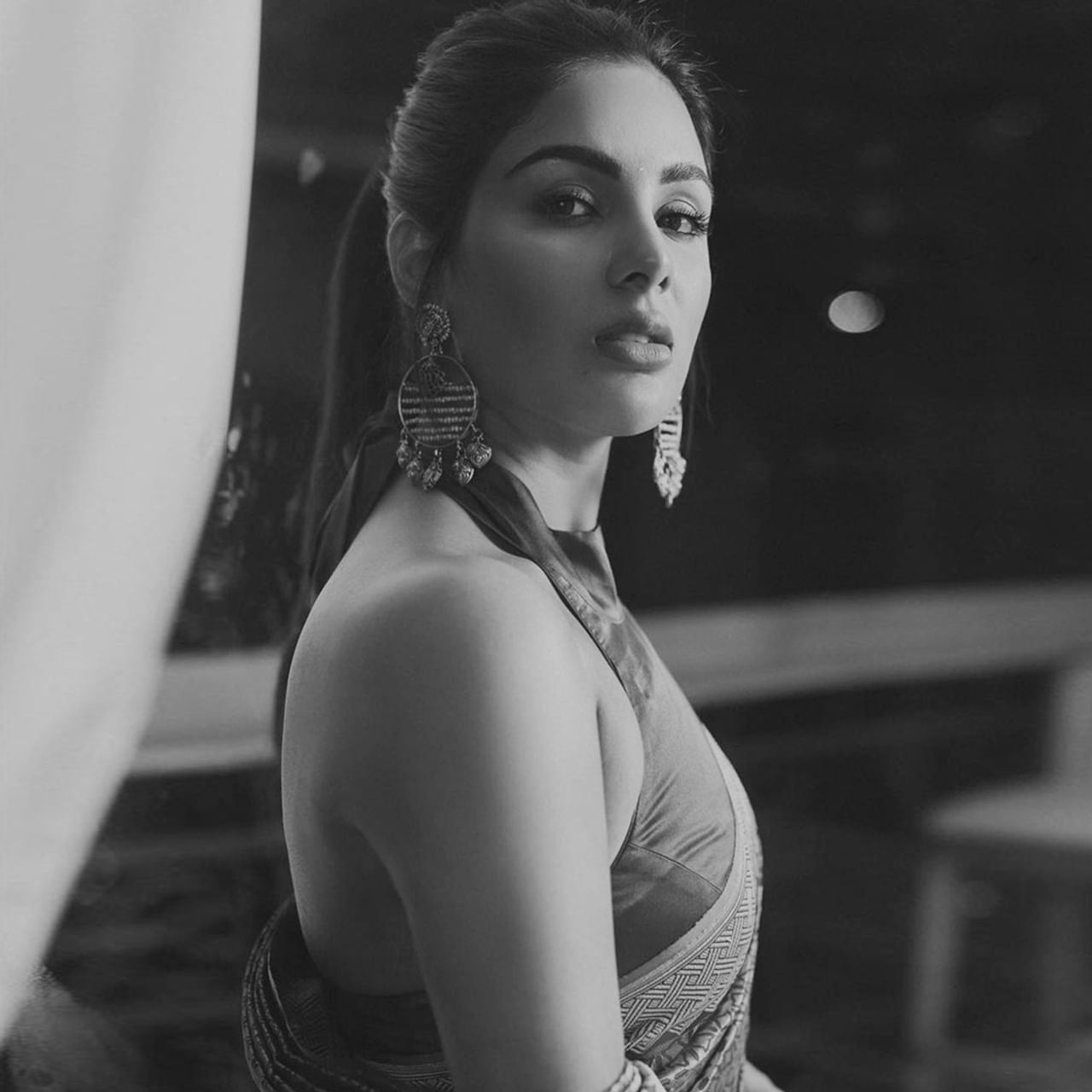 ఆ మధ్య వరుస హిట్స్‌తో లక్కీ గర్ల్‌ అన్న ట్యాగ్ సొంతం చేసుకున్న ఓ బ్యూటీ సడన్‌గా స్లో అయ్యారు. టాలీవుడ్‌లో తొలి సినిమా రిలీజ్ తరువాత వన్ ఇయర్‌లోనే మరో మూడు సినిమాలు చేసిన ఈ బ్యూటీ... గ్లామర్ కాంపిటీషన్‌లో కాస్త వెనకబడ్డారు.