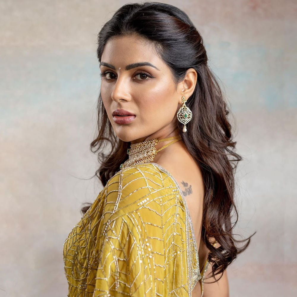 సంయుక్త మీనన్‌ గురించి ఇప్పుడు తెలుగువారికి స్పెషల్‌గా పరిచయం చేయాల్సిన అవసరం లేదు. ఆ మధ్య వరుస సక్సెస్‌లతో లక్కీ గర్ల్‌గా పేరు తెచ్చుకున్న ఈ బ్యూటీ టాలీవుడ్‌లో హ్యాట్రిక్‌ హిట్స్‌తో సత్తా చాటారు.
