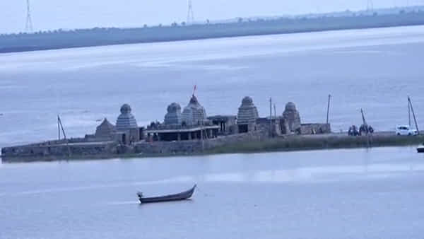 Sangameswara Temple: కృష్ణానది జలాల నీటి మట్టం తగ్గు ముఖం.. బయటపడుతున్న సంగమేశ్వరుడు.. దసరాకు భక్తులకు దర్శనం..