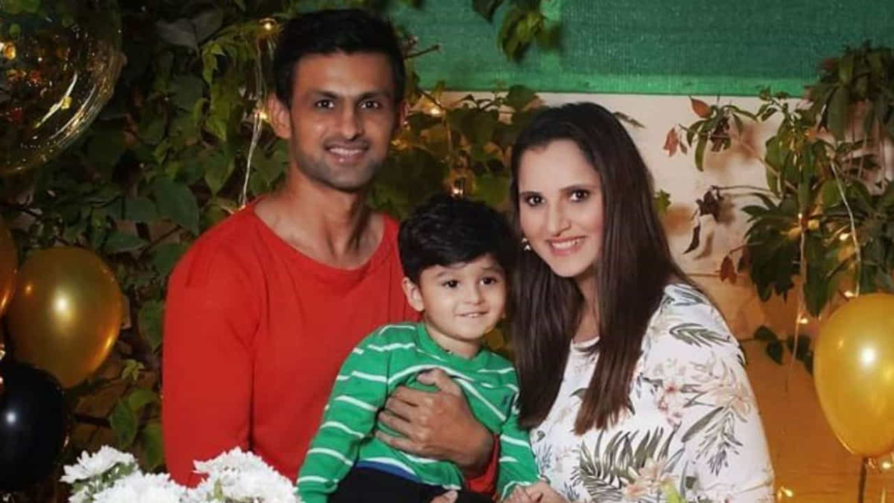 భారత మాజీ టెన్నిస్ స్టార్ సానియా మీర్జా, పాకిస్థాన్ స్టార్ క్రికెటర్ షోయబ్ మాలిక్ విడాకులు తీసుకోనున్నారంటూ గత కొన్నినెలలుగా వార్తలు వస్తోన్న సంగతి తెలిసిందే. ఇప్పటికే వీరిద్దరూ విడిపోయి విడివిడిగా జీవిస్తున్నారనే పుకార్లు షికార్లు చేస్తున్నాయి. అయితే వీటిపై అటు సానియా కానీ, షోయబ్ కానీ స్పందించిన దాఖలాలు లేవు.