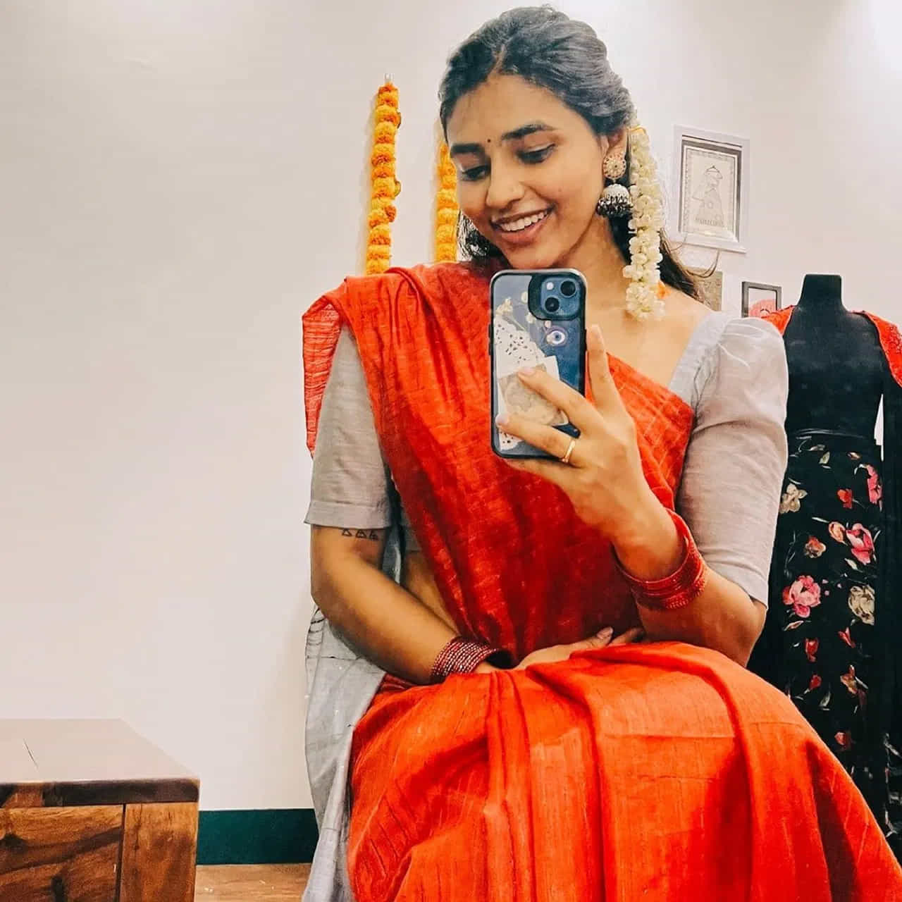 దేశవ్యాప్తంగా నవరాత్రి ఉత్సవాలు ఘనంగా జరుగుతున్నాయి. సామాన్య ప్రజలతో పాటు సినీ ప్రముఖులు ఈ పండగను గ్రాండ్గా సెలబ్రేట్ చేసుకుంటున్నారు. ఈ సందర్భంగా అమ్మవారికి ప్రత్యేక పూజలు నిర్వహిస్తూ ఆ ఫొటోలను సోషల్ మీడియా ఖాతాల్లో షేర్ చేసుకుంది. అలా కాంతారా హీరోయిన్ కూడా అందరికీ దసరా శుభాకాంక్షలు తెలిపింది.