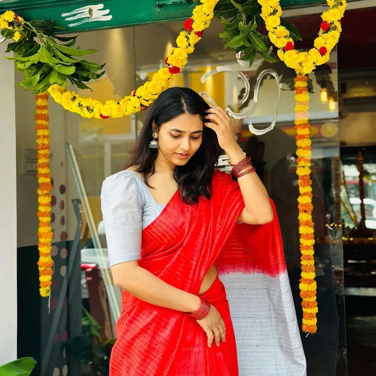 ఈ సందర్భంగా రెడ్ కలర్ శారీలో ఎంతో ట్రెడిషినల్గా ముస్తాబైంది సప్తమి గౌడ. ఈ సందర్భంగా ప్రత్యేక పూజల్లో కూడా పాల్గొంది. అనంతరం దసరా సెలబ్రేషన్స్కు సంబంధించిన ఫొటోలను సోషల్ మీడియాలో షేర్ చేసుకుంది.