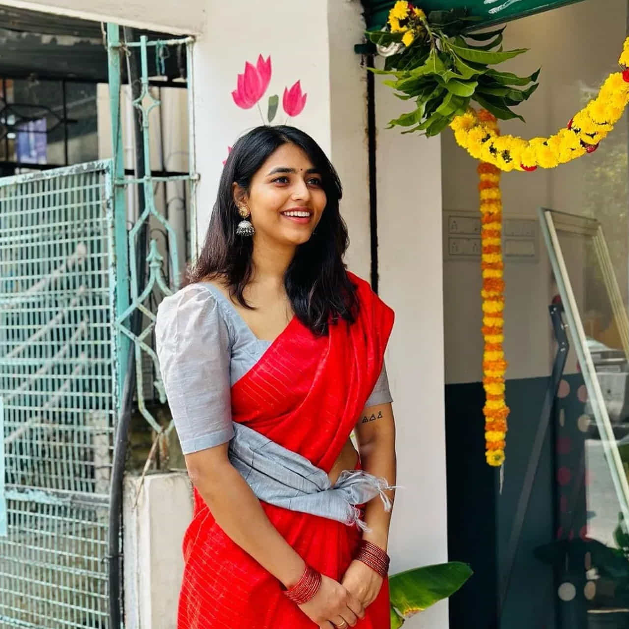 ప్రస్తుతం సప్తమి గౌడ ఫొటోలు తెగ వైరలవుతున్నాయి. అభిమానులు వీటిని చూసి క్రేజీ కామెంట్లు పెడుతున్నారు. ఇక సినిమాల విషయానికొస్తే.. కాంతారా సినిమాతో పాన్ ఇండియా హీరోయిన్గా పాపులారిటీ సొంతం చేసుకుందీ అందాల తార.