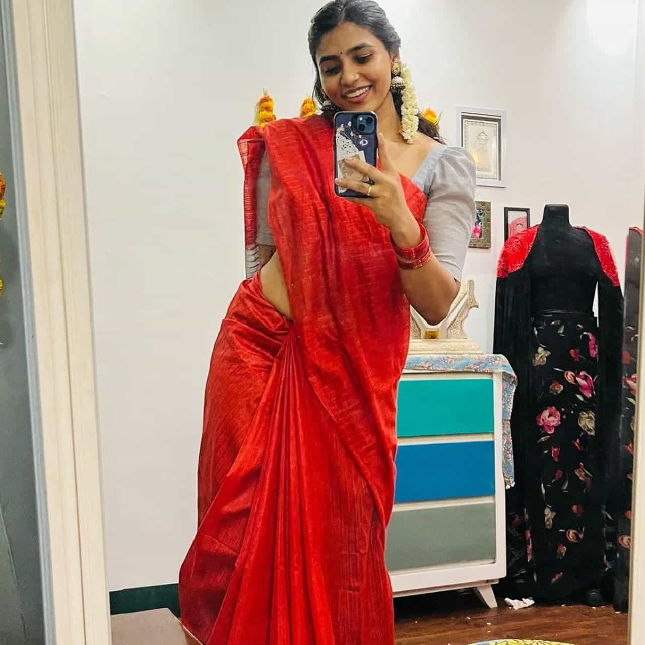 యువ అనే కన్నడ సినిమాలో హీరోయిన్గా నటిస్తోంది సప్తమి గౌడ. ప్రస్తుతం ఈ సినిమా షూటింగ్ జరుపుకొంటోంది. అలాగే అభిషేక్ అంబరీష్తో కలిసి ఓ మూవీలోనూ నటిస్తోంది.