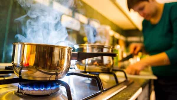 Save Cooking Gas: ఒక నెలలో వచ్చే గ్యాస్ రెండు నెలలు వాడాలా.. చిన్న చిన్న చిట్కాలతో గ్యాస్ ఆదా చేయండిలా..
