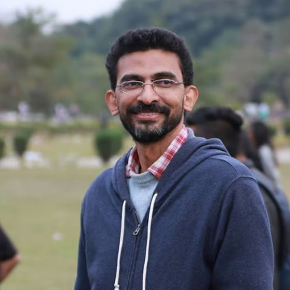 Sekhar Kammula: కౌశిక్ ఘంటసాల హీరోగా శ్రీపాల్ తెరకెక్కించిన సినిమా ‘హౌ ఈస్ థట్ ఫర్ ఏ మండే’. తాజాగా ఈ సినిమా చూసిన శేఖర్ కమ్ముల దీనిపై ప్రశంసల వర్షం కురిపించారు. ఆయన మాట్లాడుతూ.. క్యూట్ ఫిల్మ్. షార్ట్ అండ్ స్వీట్‌గా ఉంది.. థ్రిల్లర్ ఎలిమెంట్స్‌తో పాటు సోషల్ మెసేజ్ కూడా ఇచ్చారు.. కౌశిక్ బాగా నటించాడని తెలిపారు. ఇంగ్లీష్ - తెలుగు భాషల్లో ఈ చిత్రం అక్టోబర్ 27న హైదరాబాదు, వైజాగ్, బెంగళూరు‌తో పాటు అమెరికాలోని పలు నగరాల్లో విడుదల కాబోతోంది.