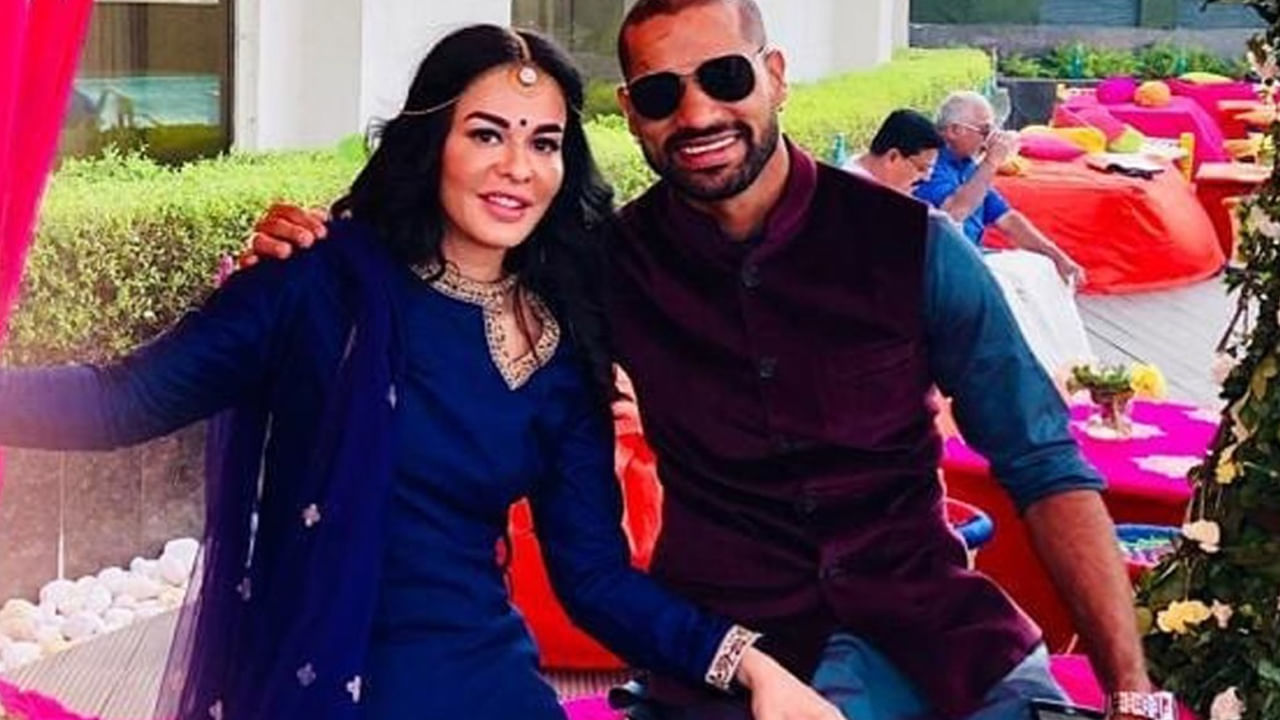 8 ఏళ్ల వయసులోనే పశ్చిమ బెంగాల్‌కి చెందిన అయేషా ఆస్ట్రేలియా కు చేరుకుంది. ఆమె కిక్ బాక్సర్ కూడా. శిఖర్ ధావన్ కంటే ముందు అయేషా ఓ వ్యాపారవేత్తనుపెళ్లి చేసుకుంది. ఇద్దరు కుమార్తెలు కూడా.. కొన్నాళ్లకే అయేషా విడాకులు తీసుకుంది. ఇద్దరు పిల్లల తల్లి అయేషాకు శిఖర్ ధావన్ కు ఓ స్నేహితురాలి ద్వారా పరిచయం అయింది. 
