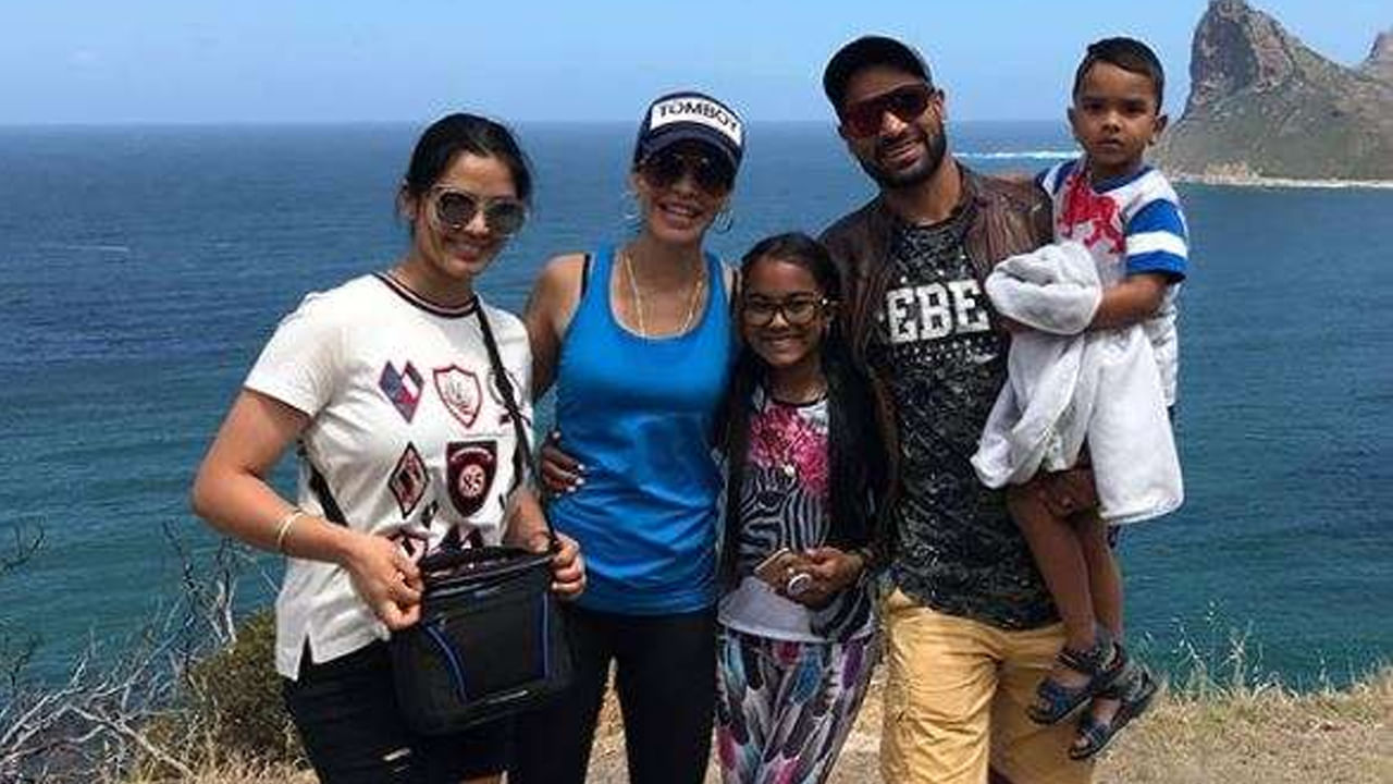 విచారణ సందర్భంగా డబ్బు కోసమే తనను పెళ్లి చేసుకుని, నిత్యం మానసికంగా వేధిస్తోందంటూ ధావన్ తన భార్యపై చేసిన ఆరోపణలు నిజమేనని న్యాయమూర్తి హరీశ్ కుమార్ విశ్వసించరు. ఇంకా చెప్పాలంటే తన భర్త ధావన్ చేసిన ఆరోపణలు అబద్ధమని నిరూపించుకోవడంలో లేదా తన వాదన వినిపించడంలో అయేషా విఫలం అయ్యారు. భర్త చేసిన ఆరోపణలు కనీసం ఆమె ఖండించలేదు. తనని తాను రక్షించుకోవడంలో విఫలం అయింది. దీంతో మూడేళ్లుగా విడిగా ఉంటున్న ఈ దంపతులకు గ్రౌండ్ ఆఫ్ క్రూయెల్టీ కింద విడాకులు మంజూరు చేస్తూ తీర్పు వెలువరించింది.