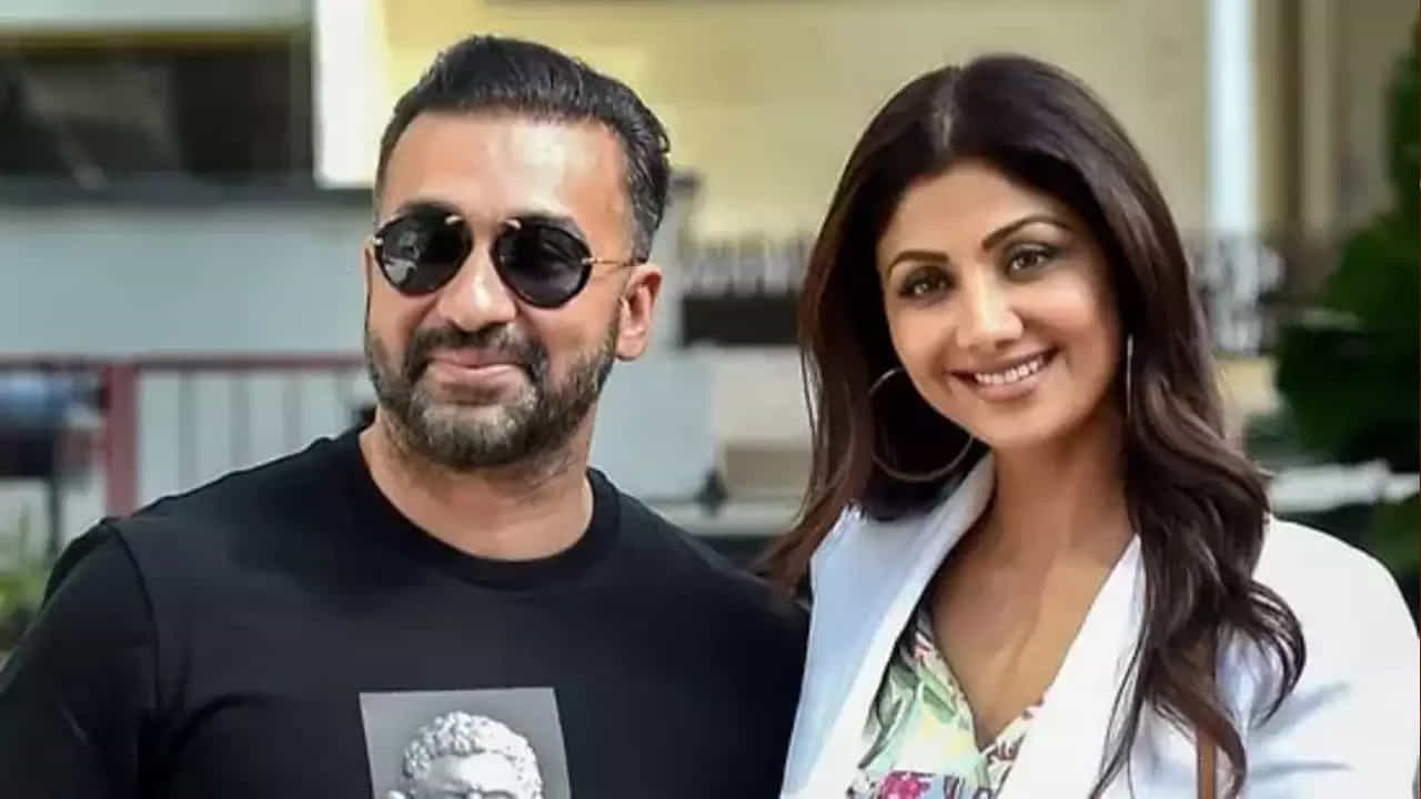 ముంబై వీధుల్లో కొన్నేళ్లుగా మాస్క్ వేసుకుని కనిపించిన వ్యక్తి రాజ్ కుంద్రా. బాలీవుడ్ నటి శిల్పా శెట్టి భర్త ఈయన. ఆ మధ్య బ్లూ ఫిల్స్ కేసులో బెయిల్పై బయటకు వచ్చిన దగ్గర నుంచి కుంద్రా అలాగే తిరుగుతున్నా డు. ఈనేపథ్యంలోనే ట్వీట్లో విడాకులు అంటూ ప్రస్థావించాడు అయితే ఆయన విడిపోయేది మాస్క్తోనా లేదంటే శిల్పాతోనా అనేది సస్పెన్స్ మెయింటేన్ చేసి ఆ తర్వాత క్లారిటీ ఇచ్చాడు. తన బయోపిక్లో తానే నటిస్తున్నాడు. దానికి UT69 టైటిల్ పెట్టారు.