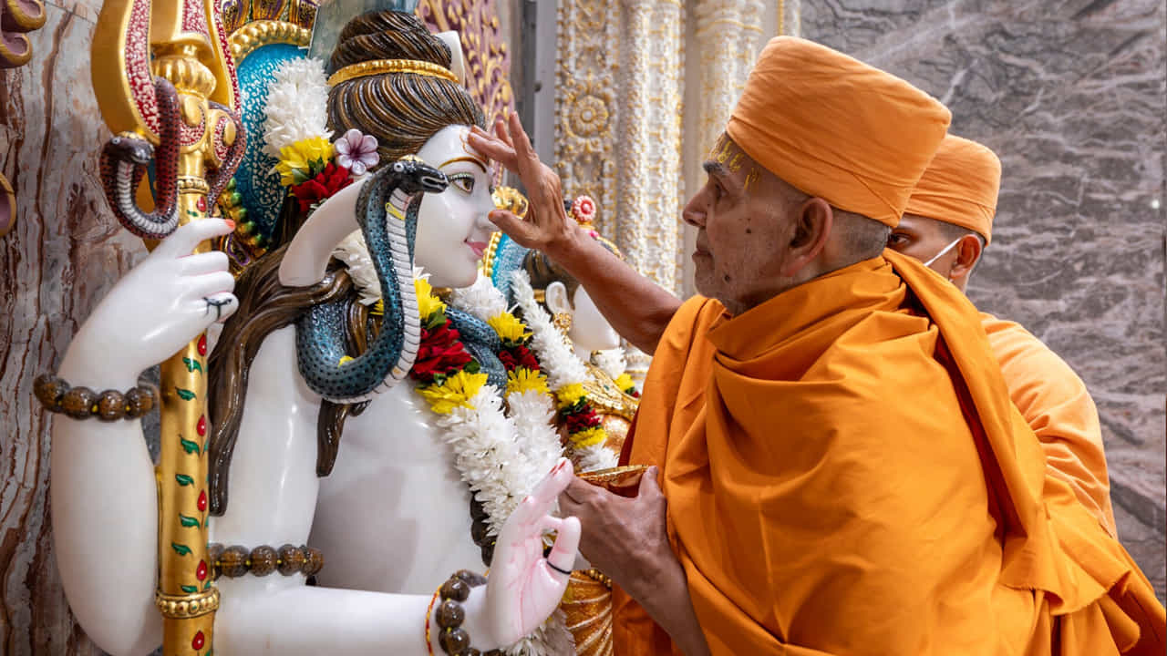 BAPS సంప్రదాయానికి చెందిన ఆధ్యాత్మిక నాయకులు. గురువుల దివ్య విగ్రహాలను ప్రతిష్ఠించారు.
ఈ శుభ సందర్భంగా శ్రీరామ జన్మభూమి తిథి క్షేత్ర ట్రస్ట్తో సహా పలువురు ప్రముఖులు పాల్గొన్నారు.