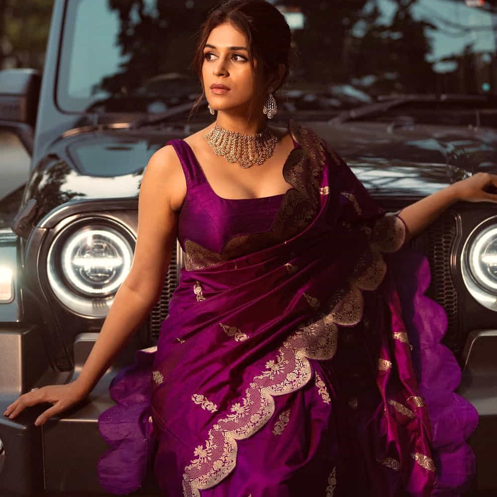 ఇక సిద్దు జొన్నల గడ్డ హీరోగా నటించిన గుంటూరు టాకీస్ లాంటి సినిమాలో బోల్డ్ సీన్స్ లో రెచ్చిపోయి నటించి అందరిని అవాక్ అయ్యేలా చేసింది.