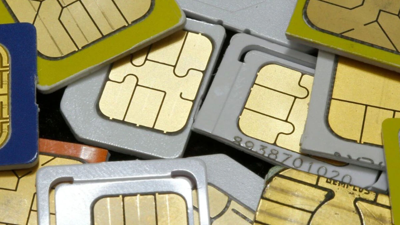 SIM Cards: మొబైల్‌ యూజర్లకు అలెర్ట్‌.. 65 లక్షల సిమ్ కార్డులకు నెట్‌ వర్క్‌ కట్ .. కేంద్రం కీలక నిర్ణయం