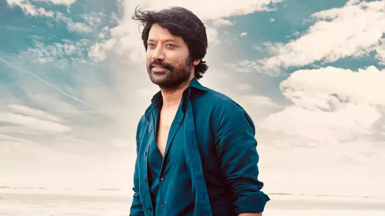 ఈ మధ్య మెగాఫోన్ పక్కనబెట్టిన ఎస్జే సూర్య.. పూర్తిస్థాయి నటుడిగా మారిపోయారు. తమిళంలో ఒక్కో సినిమాకు 10 కోట్ల వరకు రెమ్యునరేషన్ అందుకుంటున్నారీయన. తాజాగా నాని, వివేక్ ఆత్రేయ సినిమాలో కీ రోల్కు ఎంపికయ్యారు సూర్య. ఈ మధ్యే మార్క్ ఆంటోనీతో సూర్య రేంజ్ మరింత పెరిగింది. వీళ్లే కాదు.. శ్రీకాంత్ అడ్డాల, వెంకటేష్ మహా లాంటి దర్శకులు సైతం నటులుగా బిజీగా ఉన్నారు.