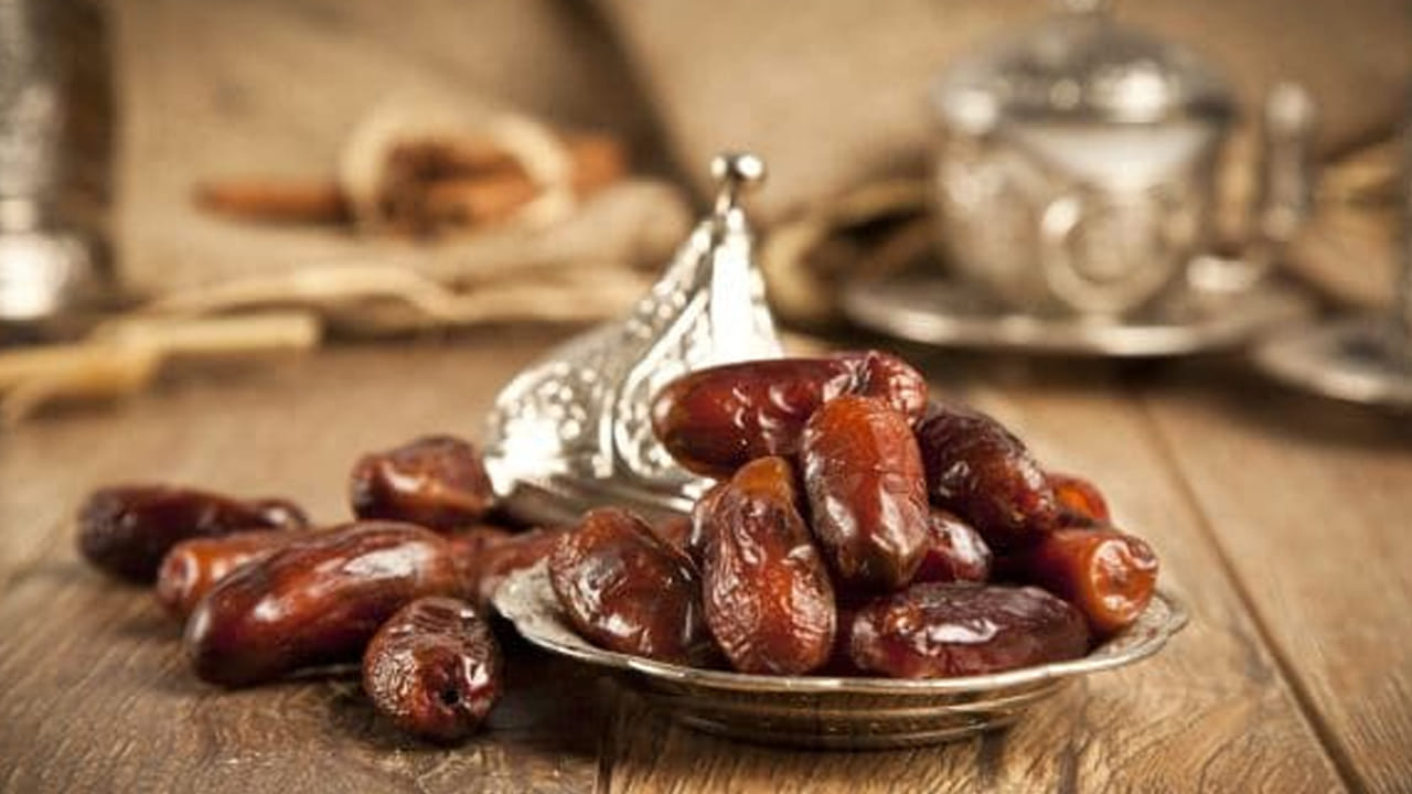 ప్రస్తుతం చాలా మంది మలబద్ధకంతో ఇబ్బంది పడుతూ ఉంటారు. జీర్ణ ప్రక్రియలో సహా అనేక ఇబ్బందులు పడతారు. ఈ సమస్యలను ఖర్జూరాలు దూరం చేస్తాయి. నానబెట్టిన ఖర్జూరాన్ని ప్రతిరోజూ తినండి. మల విసర్జనకు ఎలాంటి ఇబ్బంది ఉండదు. మలం చాలా మృదువుగా ఉంటుంది