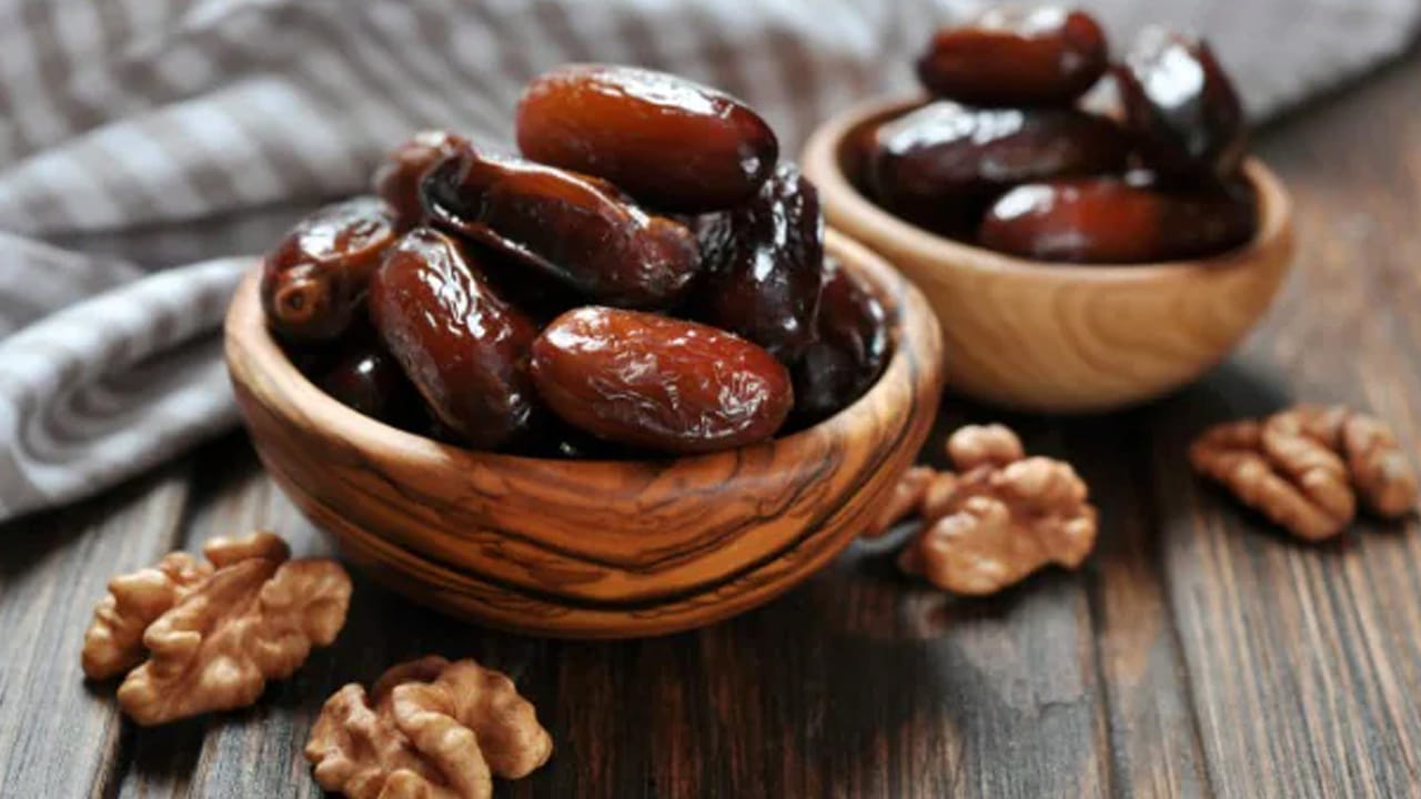 చాలా చిన్న వయస్సు నుండి ఎముక క్షీణతతో ఇబ్బంది పడుతున్నారు. చాలా మంది బోలు ఎముకల వ్యాధి వంటి సమస్యలతో బాధపడుతున్నారు. వెన్నునొప్పి, మోకాళ్ల సమస్యలు ప్రతి ఇంట్లోనూ ఉన్నాయి. ఎముకల ఆరోగ్యాన్ని కాపాడుకోవడానికి ఖర్జూరాన్ని క్రమం తప్పకుండా తినండి. దీనిలో ఉండే కాల్షియం, మెగ్నీషియం శరీరానికి ఉపయోగపడుతుంది