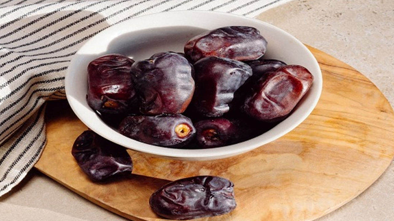 షుగర్ వ్యాధిగ్రస్తులు ఖర్జూరం తియ్యగా ఉండడంతో తినడానికి భయపడతారు. కానీ ఖర్జూరంలో గ్లైసెమిక్ ఇండెక్స్ చాలా తక్కువగా ఉన్నందున ఈ పండును నిర్భయంగా తినవచ్చు. రోజుకి ఒక ఖర్జూరం తింటే షుగర్ పెరిగే ప్రమాదం ఉండదు. అందుకే మధుమేహ వ్యాధిగ్రస్తులు స్వీట్లు తినాలనుకుంటే రోజూ ఒక ఖర్జూరం తినండి