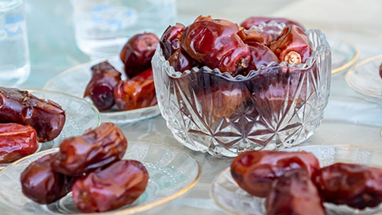 ప్రతిరోజూ రాత్రి నిద్రపోయే ముందు మూడు నుంచి నాలుగు ఖర్జూరాలను ఒక కప్పు నీటిలో నానబెట్టండి. మరుసటి రోజు ఉదయాన్నే లేచి ముందుగా ఒక గ్లాసు గోరువెచ్చని నీళ్లు తాగి నానబెట్టిన ఖర్జూరాన్ని తినండి. 30 నిమిషాల తర్వాత అల్పాహారం తీసుకోండి