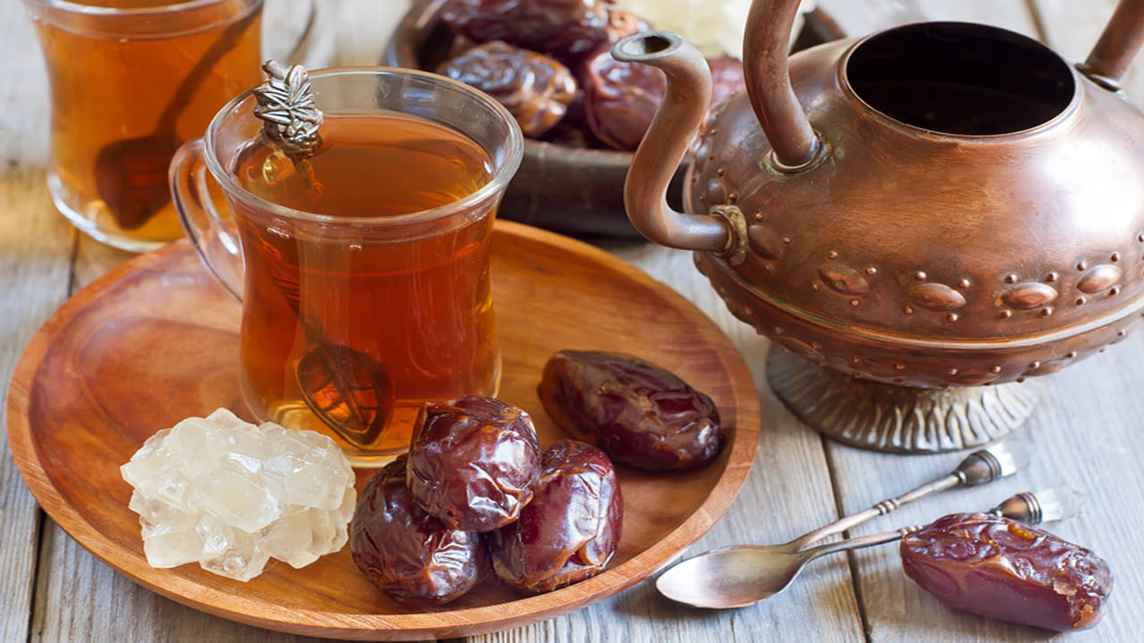 మెదడు పనితీరును పెంచడంలో కూడా ఖర్జూరం ఉపయోగపడుతుంది. ఖర్జూరంలో ఫ్లేవినాయిడ్స్ ఉంటాయి, ఇవి మెదడుకు చాలా మేలు చేస్తాయి. అల్జీమర్స్ వంటి వ్యాధులను దూరం చేయడానికి ఖర్జురం మంచి మెడిసిన్. జ్ఞాపకశక్తి కోల్పోకుండా ఉండాలంటే మీరు ప్రతిరోజూ 1-2 ఖర్జూరాలు తినాలి