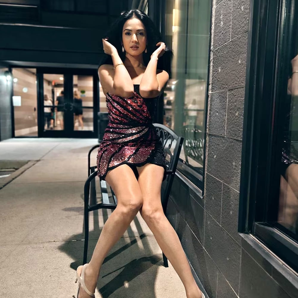  తాజాగా హీరోయిన్ సోనాల్‌ చౌహన్‌ ఫారెన్ లో ఎంజాయ్ చేస్తోంది. అక్కడి నుంచి క్రేజీ ఫోటోలను అభిమానుల కోసం సోషల్ మీడియాలో షేర్ చేస్తోంది. తాజాగా ఈ బ్యూటీ పంచుకున్న ఫోటోలు మతిపోగొడుతున్నాయి. 