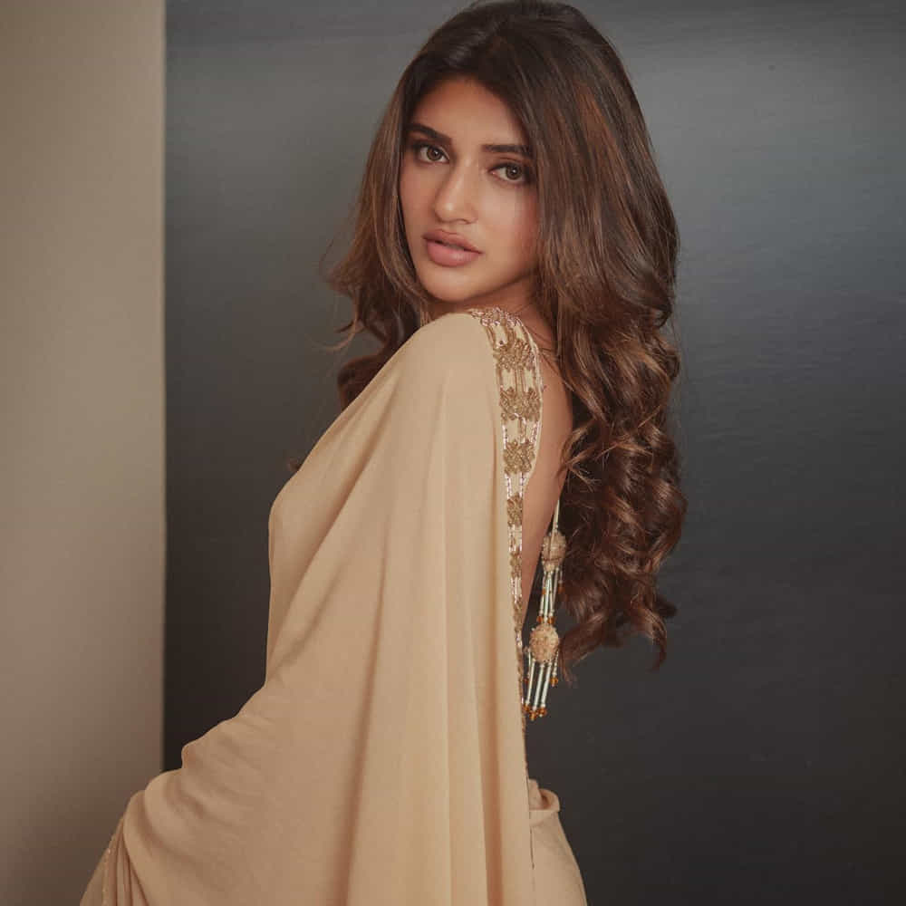 టాలీవుడ్లో నెంబర్ వన్ హీరోయిన్ ఎవరంటే మరో అనుమానం లేకుండా శ్రీలీల పేరే చెప్పాలి. ఈ భామ అచ్చ తెలుగమ్మాయి.. స్పష్టంగా తెలుగు మాట్లాడుతుంది. ప్రస్తుతం పవన్, మహేష్ బాబు నుంచి పంజా వైష్ణవ్ తేజ్, నితిన్ వరకు ఏ హీరోను వదలకుండా అందరితోనూ జోడీ కడుతున్నారు శ్రీలీల. బేబీ తర్వాత వైష్ణవికి కూడా అవకాశాలు బాగానే వస్తున్నాయి.