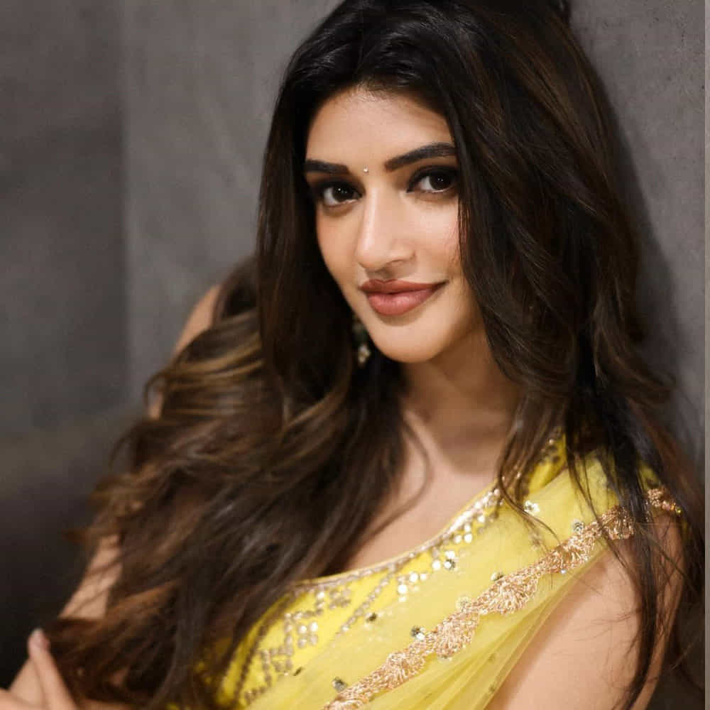 ఇటీవలే భగవంత్ కేసరి సినిమాతో భారీ విజయాన్ని ఖాతాలో వేసుకుంది శ్రీలీల. ఇందులో తండ్రికూతుర్లుగా బాలయ్య, శ్రీలీల నటనకు ప్రేక్షకులు ఫిదా అయ్యారు. ఇప్పుడు ఆమె నటిస్తోన్న ఆదికేశవ విడుదలకు సిద్ధమవుతుంది.