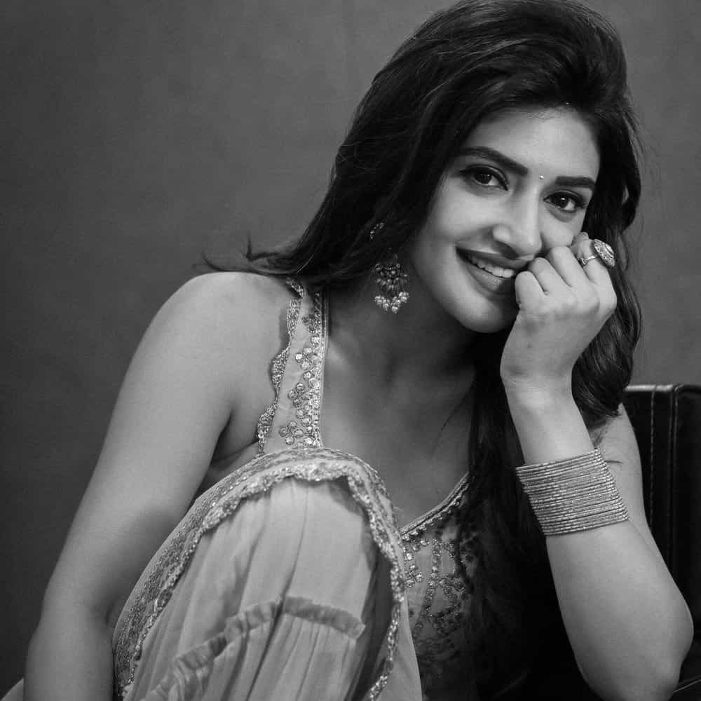 అయితే వచ్చే ఏడాది శ్రీలీల డేట్స్ కేటాయించలేకపోయిందని.. ముందస్తు మూవీస్ ఒప్పందాలు ఉండడంతో డేట్స్ అడ్జట్ చేయలేక ఈ సినిమా నుంచి తప్పుకుందని అంటున్నారు.