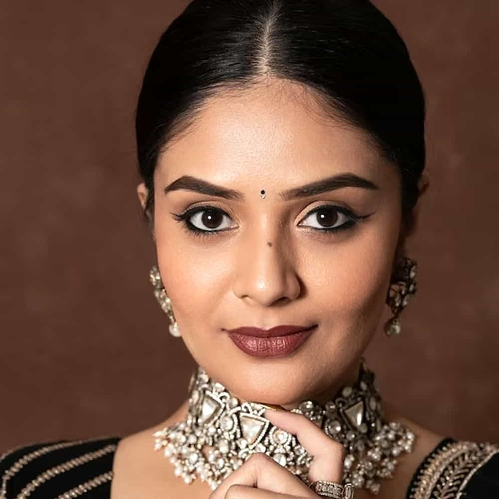 ఇక ఈ ముద్దుగుమ్మ నిత్యం సోషల్ మీడియాలో యాక్టివ్ గా ఉంటుంది. రాకరాక ఫొటోలతో అభిమానుల హృదయాలను కొల్లగొడుతోంది శ్రీముఖి. 