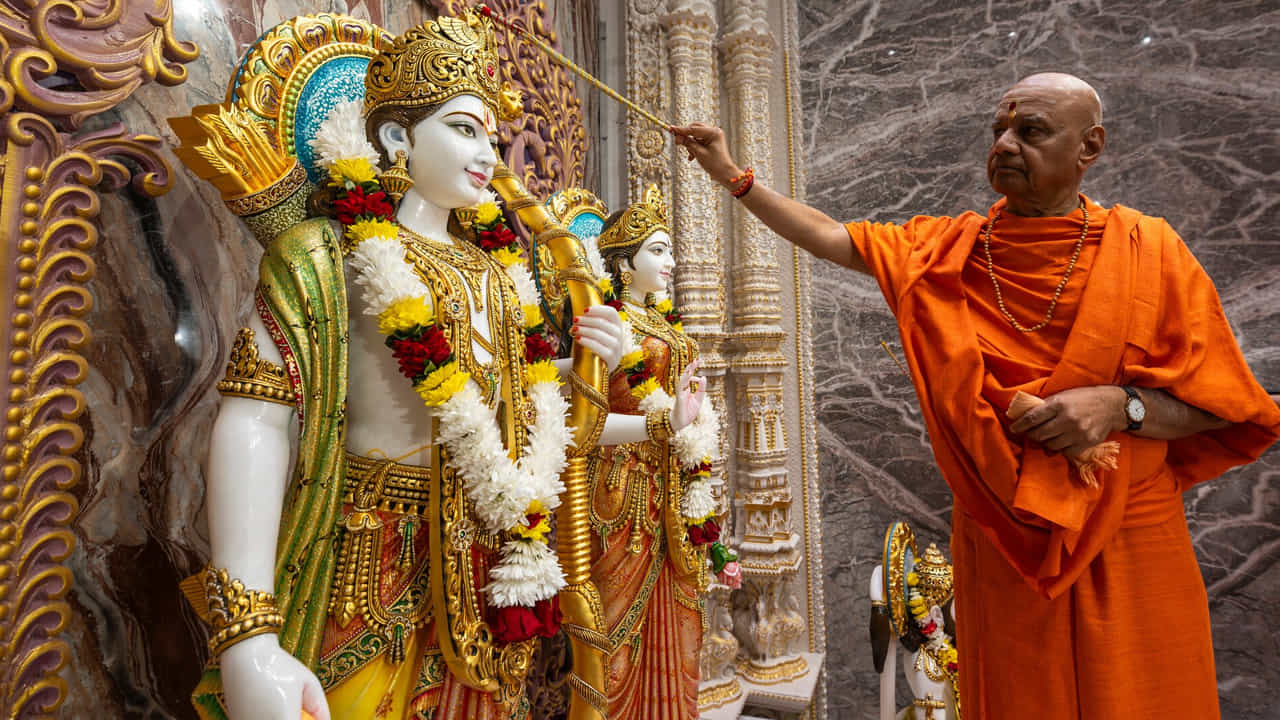 ఈ పవిత్ర వేడుకలో పిల్లన గ్రోవితో శ్రీకృష్ణుడు, సీతా రాముల వారి విగ్రహాలతో పాటు శివ పార్వతుల విగ్రహాలను BAPS సంప్రదాయం ప్రకారం దేవతామూర్తులకు ప్రాణ ప్రతిష్ఠ నిర్వహించారు.