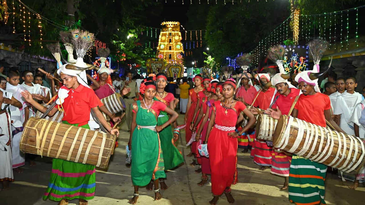 శ్రీ భ్రమరాంబికాదేవి బ్రహ్మచారిని అలంకారంలో అలానే మల్లికార్జునస్వామి అమ్మవారు మయూర వాహనంపై ఆశీనులను చేసి ప్రత్యేక పూజలు చేసి కర్పూరహారతులిచ్చారు. అనంతరం వైభవంగా గ్రామోత్సవానికి బయలుదేరగా ఉత్సవమూర్తుల ముందు కోలాటాలు చెక్క భజనలు వివిధ రకాల గిరిజన నృత్యాలు వివిద రకాల విన్యాసాలు భక్తులను ఎంతగానో ఆకట్టుకున్నాయి.