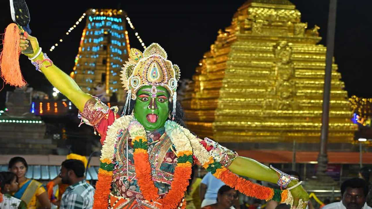శ్రీ భ్రమరాంబ మల్లికార్జునస్వామి అమ్మవారిని ఏపీ దేవాదాయశాఖ మంత్రి కొట్టు సత్యనారాయణ దంపతులు దర్శించుకున్నారు. దంపతులకు ఆలయ రాజగోపురం వద్ద ఆలయ అర్చకులు, ఈవో పెద్దిరాజు అధికారులు సాదర స్వాగతం పలికారు.