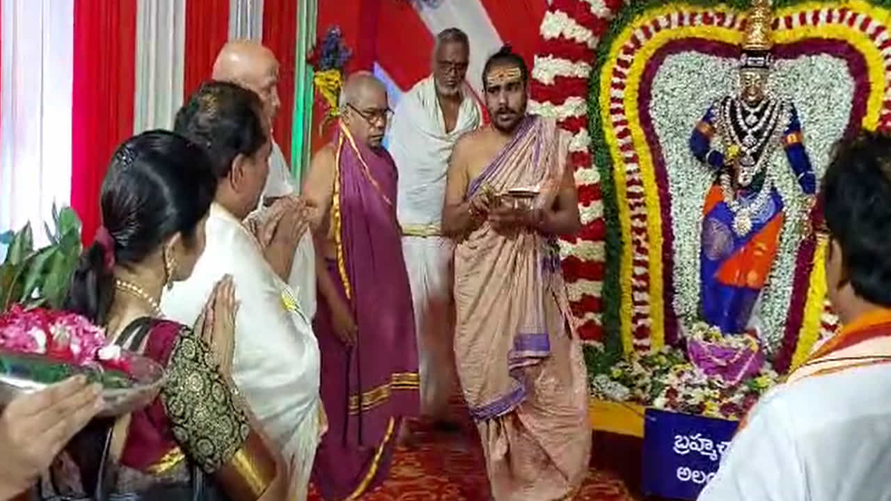 శ్రీశైలం దేవి శరన్నవరాత్రి మహోత్సవాలు జరుగుతున్న నేపద్యంలో శ్రీస్వామి అమ్మవార్లకు మంత్రి కొట్టు తన వ్యక్తిగతంగా శ్రీ స్వామి అమ్మవారికి పట్టు వస్త్రాలు సమర్పించారు. అనంతరం మంత్రి కొట్టు దంపతులు స్వామి అమ్మవారిని దర్శించుకొని ప్రత్యేక పూజలు నిర్వహించారు. బ్రహ్మచారి అలంకారంలో ఉన్న భ్రమరాంబికాదేవిని దర్శించుకున్నారు.