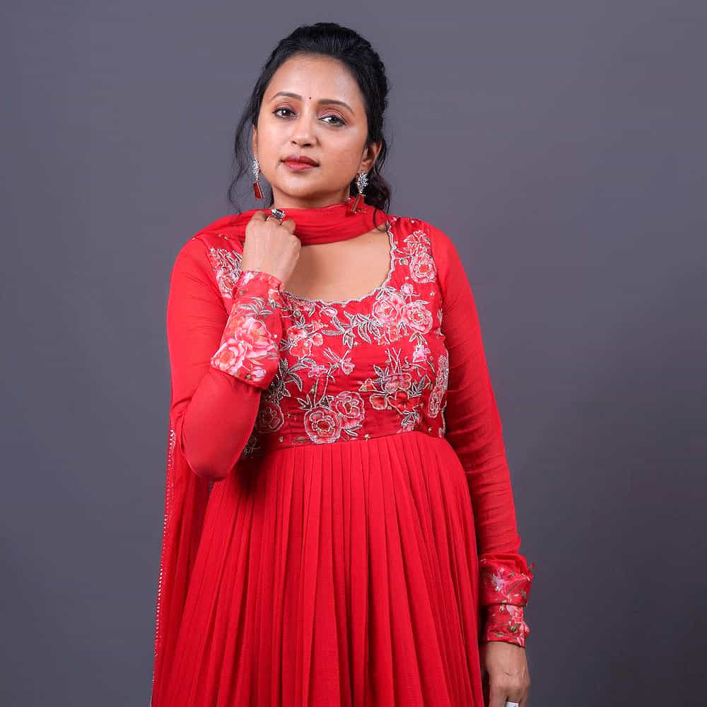 ఇక సుమ సోషల్ మీడియాలోనూ చాలా యాక్టివ్ గా ఉంటుంది. రోజు తన ఫోటోలను, తన ప్రోగ్రాంకు సంబంధించిన విశేషాలను అభిమానులతో పంచుకుంటూ ఉంటుంది.
