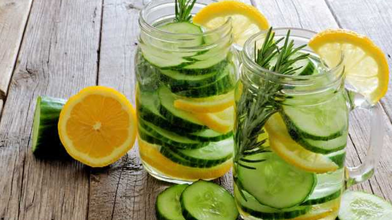 ఈ వేడిని ఎదుర్కోవడానికి విటమిన్ సి ని ఎక్కువగా తీసుకోండి. నిమ్మ రసం, నిమ్మకాయ ముక్కలు, మామిడి ముక్కలను తినే ఆహార జాబితాలో ఉంచండి