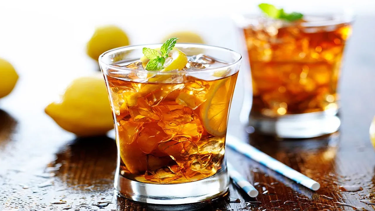 ఒక గ్లాసు చల్లటి పాలలో ఒక టేబుల్ స్పూన్ తేనె కలిపి తీసుకోవడం వలన శరీరం చల్లగా ఉంటుంది. అంతేకాదు ఎండుద్రాక్ష రసం కూడా శరీరానికి మేలు చేస్తుంది.  