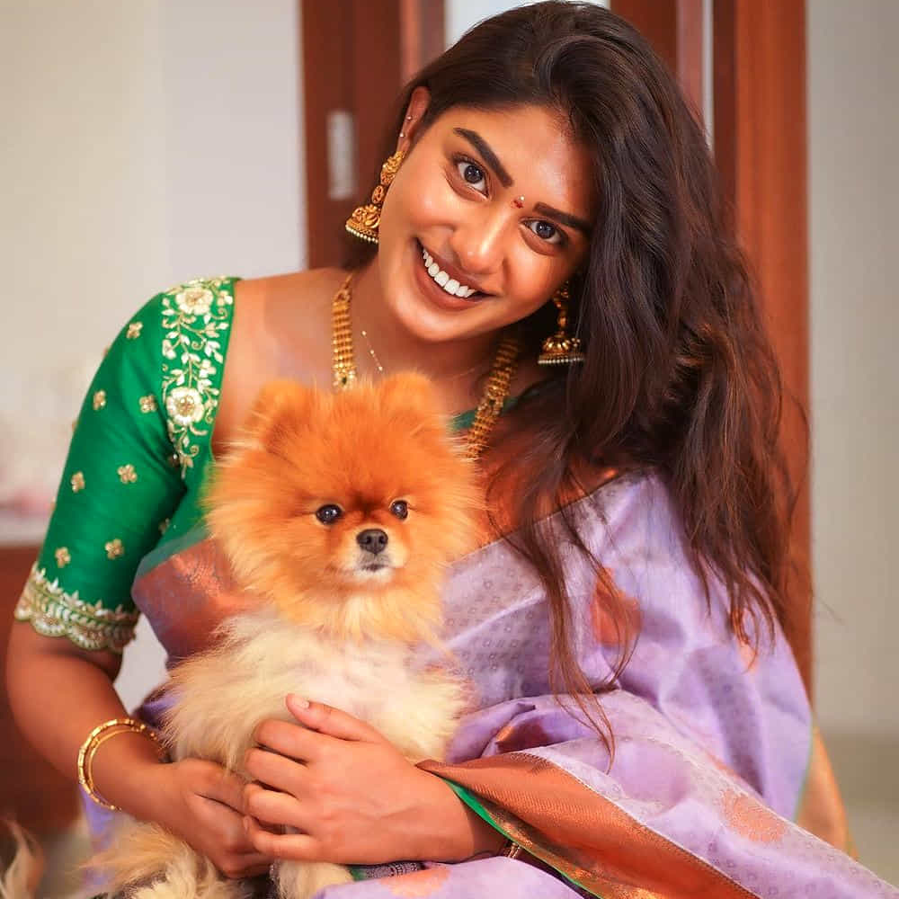 తాజాగా సుప్రీతా సోషల్ మీడియాలో కొన్ని ఫోటోలు వదిలింది. ఈ ఫొటోల్లో చీర కట్టులో ఆకట్టుకుంది ఈ క్యూటీ. ఈ ఫోటోలు ఇప్పుడు సోషల్ మీడియాను షేక్ చేస్తున్నాయి.